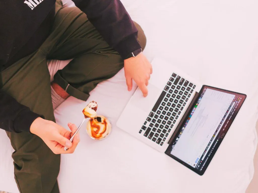 Business-Ideas-in-Tech-How-to-Find-Potential-2-1 – Azura Person on laptop working on business ideas.