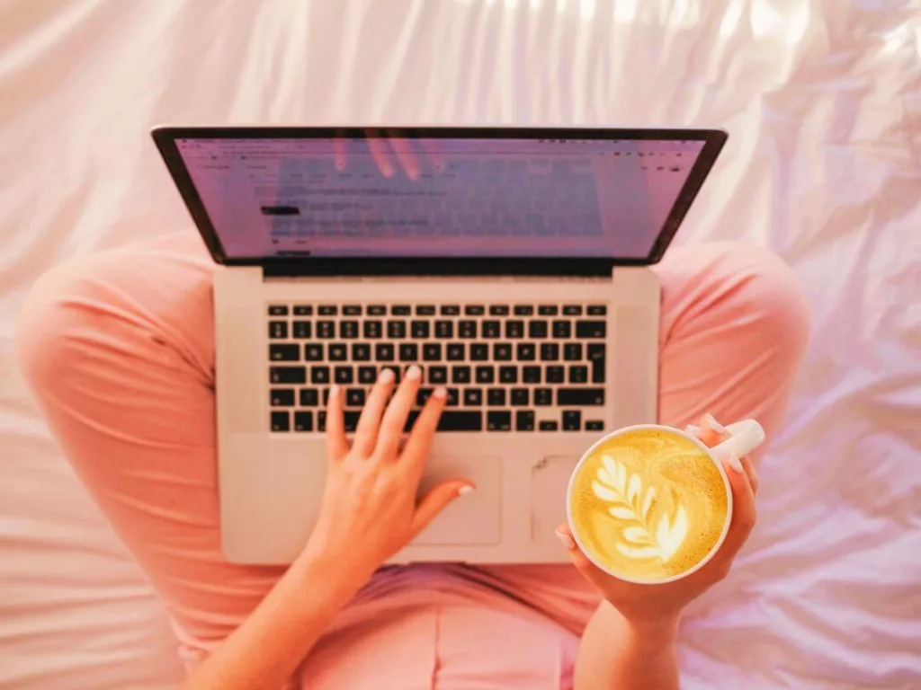 Business-Ideas-in-Tech-How-to-Find-Potential-3-1-1 – Azura Person on laptop working on business ideas.