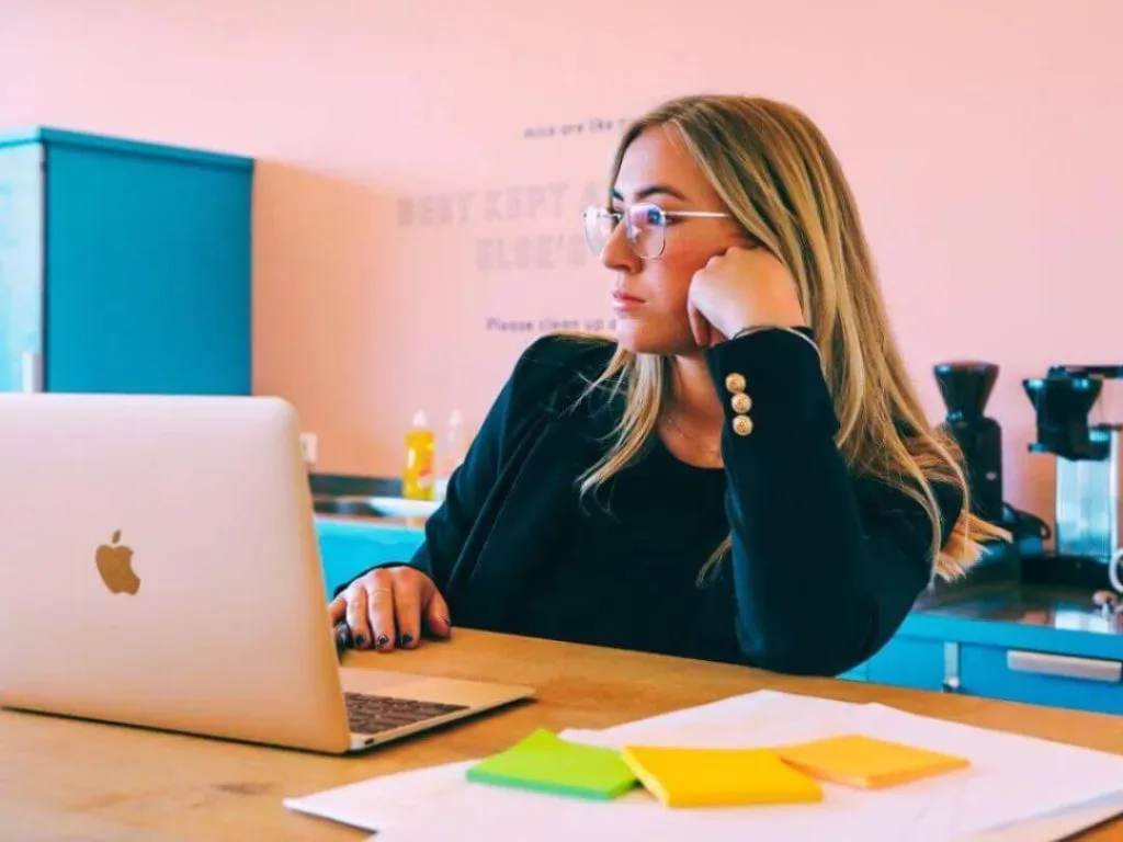 Behavioral-Marketing-Overview-What-You-Need-to-Know-3-1 – Azura Person on laptop working on behavioral marketing.